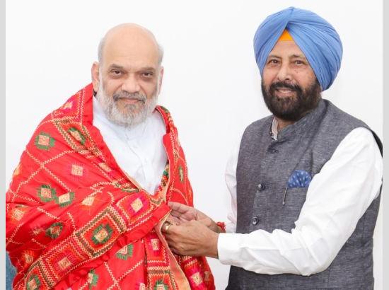 Kewal Singh Dhillon draping a phulkari shawl around Union Home Minister Amit Shah at a felicitation